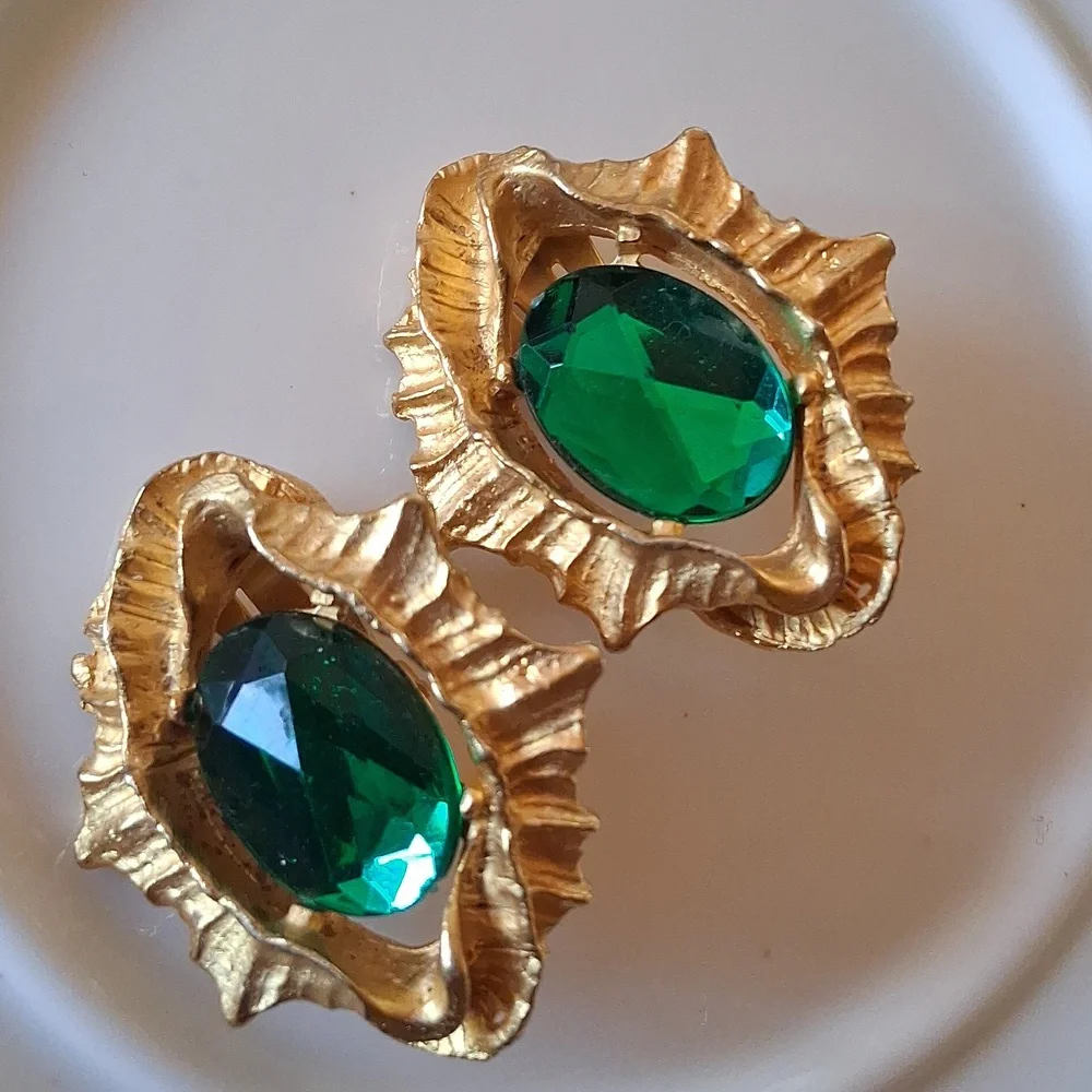 Vintage Clip-on Gold-Tone Earrings with Emerald Green - Picture 10 of 13